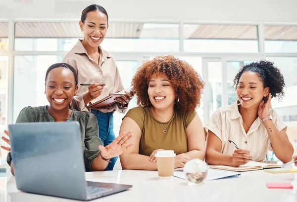 Zakelijke Vrouwen Computer Team Planning Samenwerking Gelukkige Presentatie Marketing Meeting — Stockfoto