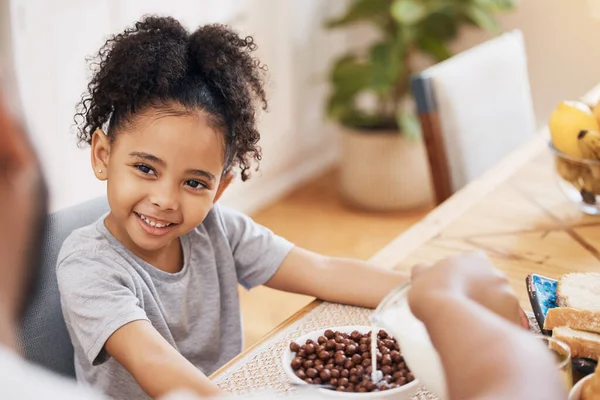 Cocina Cereales Para Desayuno Feliz Sonrisa Del Niño Familia Para — Foto de Stock