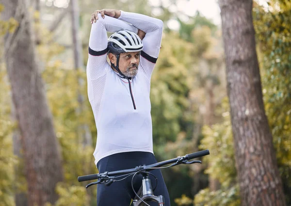 Homem Natureza Ciclismo Esportes Que Estende Para Passeio Exercício Fitness — Fotografia de Stock