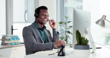 Müşteri hizmetleri, tele pazarlama ve bilgisayardaki mutlu siyah adam danışmanlık ve danışmanlık. Telefon görüşmesi, sohbet ve gülümseme, kulaklıklı çağrı merkezi danışmanı, bilgi ve ofiste konuşma.