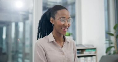 Planlama, web sitesi ve e-posta için siyahi kadın ve dizüstü bilgisayarla Happy, araştırma ve iş. Ajans çalışanı ile teknoloji, bilgi veya öneri için iletişim, ağ ve internet.