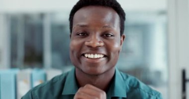 Mutlu, gülümse ve ofisteki siyah adamın yüzüne güven, gurur ve olumlu bir tavırla bak. İş yerinde hukuk kariyeri olan genç Afrikalı erkek avukatın mutluluk ve vesikalık portresi..