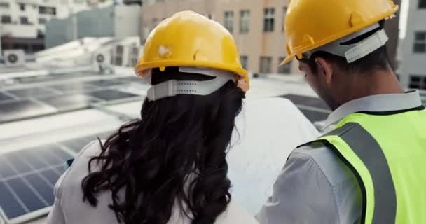 建物の屋上に青写真を描いた建設作業員のエンジニアリング チーム ディスカッション コラボレーション 工業従業員が市内の建築デザインと協力 — ストック動画