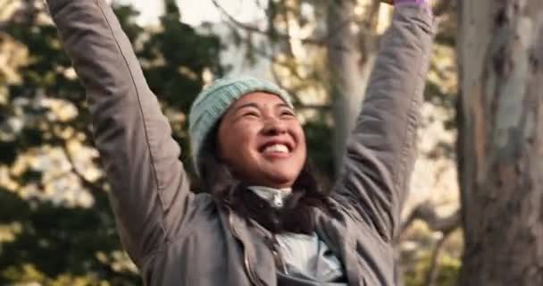 Vrouw Geluk Succes Met Gejuich Wandelen Het Natuurpark Met Feest — Stockvideo