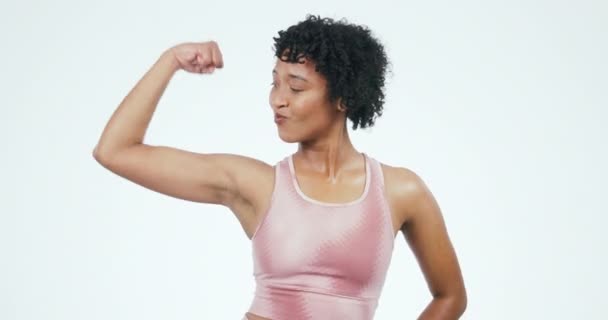 Vrouwengezicht Fitness Armflex Studio Met Glimlach Kracht Motivatie Witte Achtergrond — Stockvideo
