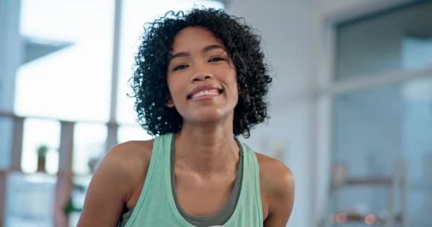 Fitness Wajah Dan Wanita Dengan Air Botol Dan Tersenyum Ruang — Stok Video