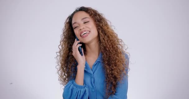 Vrouw Gelukkig Telefoongesprek Voor Communicatie Praten Netwerken Een Witte Achtergrond — Stockvideo