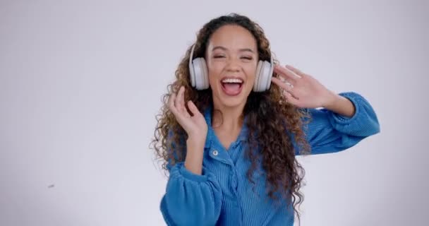 面对女人 耳机和舞蹈在工作室为自由 庆祝派对和精力的白色背景 在音乐 流声和收音机里听音频的快乐模特的画像 — 图库视频影像