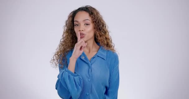 Guiño Cara Mujer Con Dedo Los Labios Estudio Para Privacidad — Vídeos de Stock