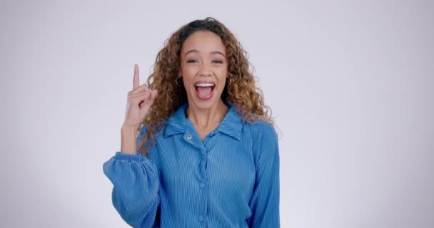 Счастливая Женщина Выигрывающая Показывающая Рекламе Маркетинге Сером Студийном Фоне Портрет — стоковое видео