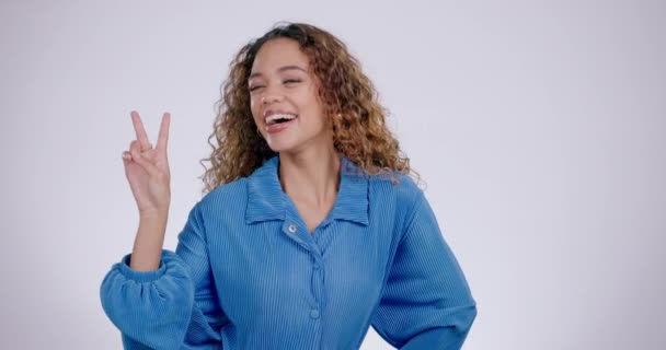 Kobieta Twarz Znak Pokoju Studio Uśmiechem Śmiechu Gestu Ręki Szare — Wideo stockowe