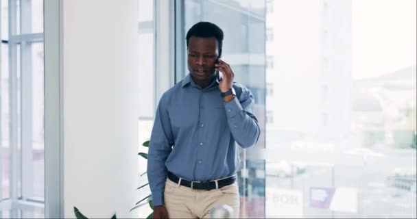 ビジネスの電話 ラップトップおよび黒人の男 オフィスのタイプおよびコミュニケーション 交渉のスマートフォン コンピュータおよび深刻な専門家 電子メールのための接触の研究およびコンサルタント ネットワーキング — ストック動画