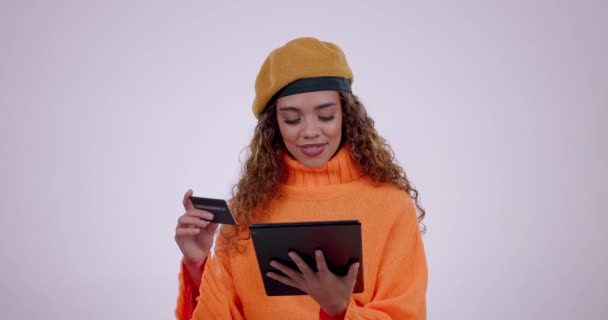 Femme Heureuse Tablette Carte Crédit Dans Les Achats Ligne Paiement — Video