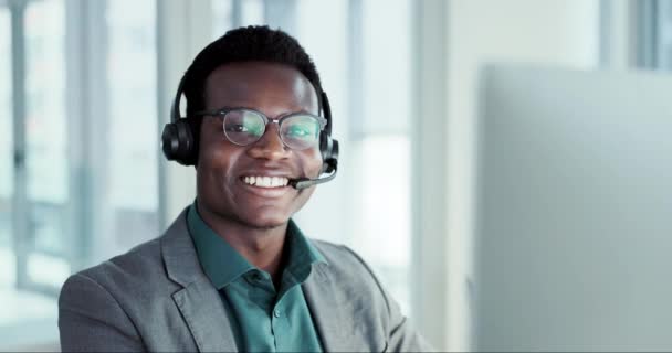 コンピュータで黒人のカスタマーサービス 肖像画 ヘルプデスクでのコンサルティング アドバイス テレマーケティング ヘッドセット メガネ オフィスのコールセンターコンサルタントの幸せな顔 — ストック動画