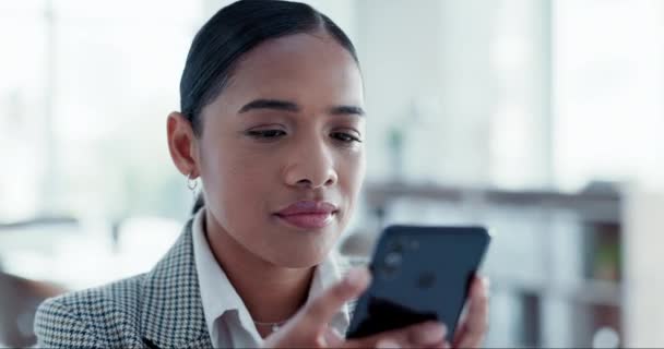 Мобильный Телефон Исследование Деловая Женщина Офисе Интернет Прокрутки Блоге Сайте — стоковое видео