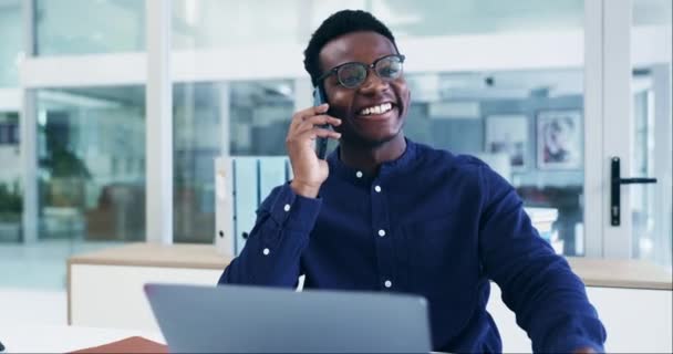 Telefoongesprek Grappige Zwarte Man Het Bedrijfsleven Praten Communicatie Het Opstartkantoor — Stockvideo