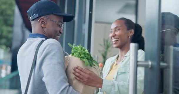 Fekete Papírzacskó Élelmiszerbolt Futár Kereskedelem Boldog Futár Személy Szállítás Forgalmazás — Stock videók