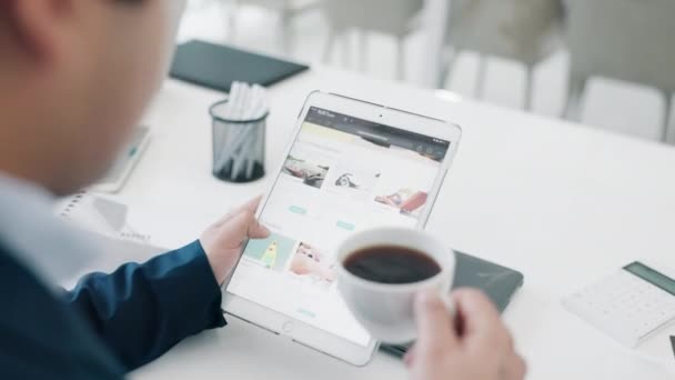 미디어 사이트를 탐색하는 사무실에서 커피와 태블릿 화면을 마시는 사업자 인터넷 — 비디오