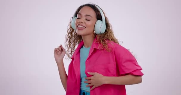 Mujer Feliz Bailar Escuchar Música Los Auriculares Relajarse Contra Fondo — Vídeos de Stock