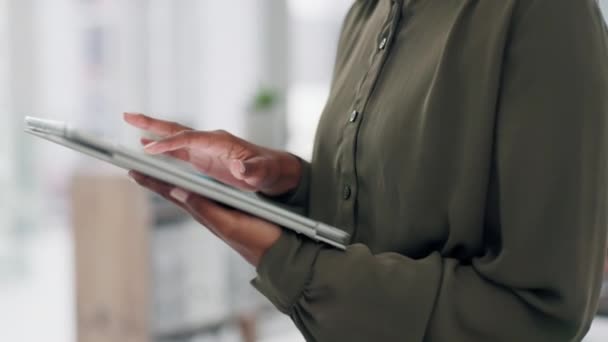 Tablet Search Hands Employee Typing Online Email Social Media Browsing — Stock Video