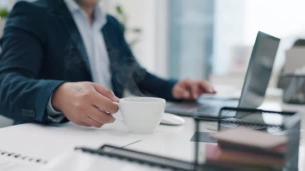 Laptop Corporativo Homem Negócios Bebendo Café Sala Reuniões Planejar Uma — Vídeo de Stock
