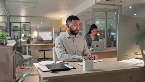 사무실에서 노트북에 컴퓨터 사업가 데이터베이스 전략을 직장에서 자신의 책상에서 일하는 — 비디오