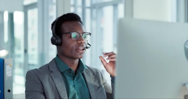 服务台 微笑和电脑上的黑人 电话销售中心的咨询和建议 交谈和带耳机 支持和在办公室交谈的快乐呼叫中心销售顾问 — 图库视频影像