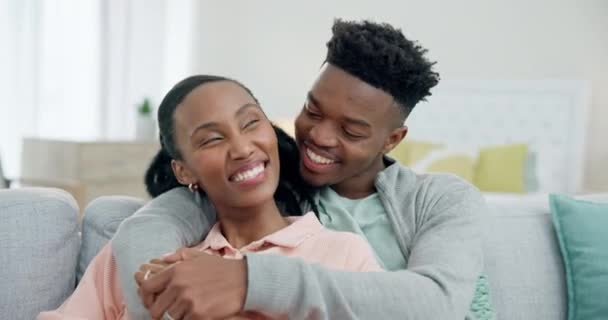 Ζευγάρι Μαύροι Άνθρωποι Και Γέλιο Για Συνομιλία Στο Σπίτι Αγάπη — Αρχείο Βίντεο