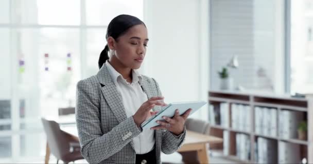 Tablet Research Businesswoman Office Internet Scroll Blog Website Digital Technology — Stock Video