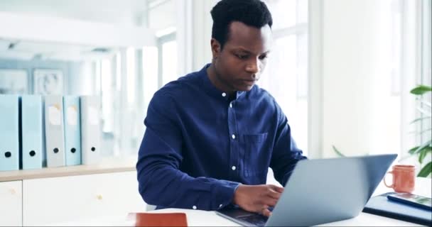 Laptop Pensamento Homem Negro Fazendo Pesquisa Escritório Para Projeto Legal — Vídeo de Stock