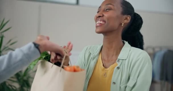 Zwarte Vrouw Papieren Tas Boodschappen Levering Geluk Commerce Met Koerier — Stockvideo