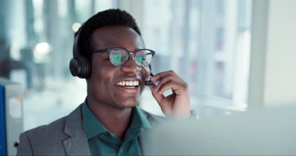 Telemarketing Sorriso Rosto Homem Negro Conversa Consultoria Conselhos Help Desk — Vídeo de Stock
