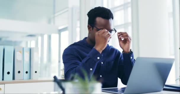 株式市場の崩壊 Webミス ニュースのためのコンピュータのビジネスマン 頭痛と痛み 労働者 アフリカの人 またはメガネのトレーダー ラップトップでの取引のためのイライラやストレス — ストック動画
