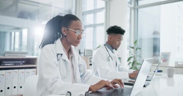 在实验室进行科学研究 医疗保健分析或学习的研究 黑人和笔记本电脑 医疗分析和生物技术小组 医学和非洲妇女或科学家在计算机上打字 — 图库视频影像