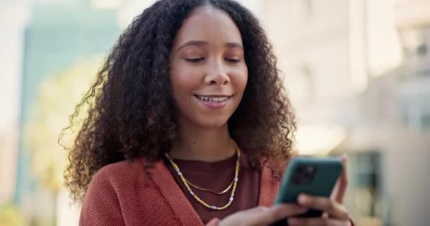 快乐的非洲女性 在城市的社交媒体 网络和互联网上都面带微笑 用于信息 聊天和移动应用的智能手机上的通信 连接和女性 — 图库视频影像