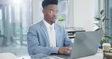 Siyahi adam ve bilgisayarla online, araştırma ve iş planlama, web sitesi ve e-posta için ofiste. Ajans çalışanı ile teknoloji, bilgi veya öneri için iletişim, ağ ve internet.