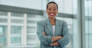 Yüz, danışman ve ofiste kollarını kavuşturan siyah kadın, lens ya da şirket şirketinde gülümseme. Portre, Kenya 'daki mutlu ya da kendinden emin Afrikalı profesyonel danışman, çalışan ya da iş adamı.