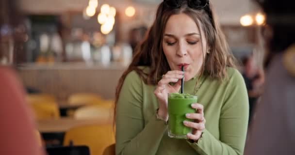 Amigas Mulheres Conversa Smoothie Café Bebida Verde Feliz Para Saúde — Vídeo de Stock