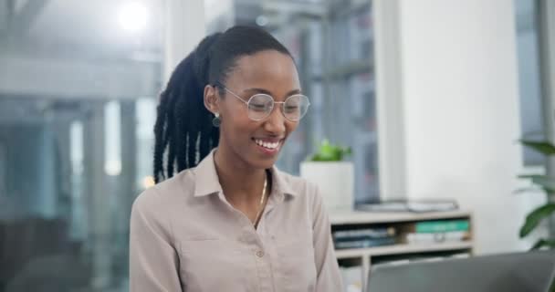 Sonrisa Investigación Negocios Con Mujer Negra Portátil Oficina Para Planificación — Vídeo de stock