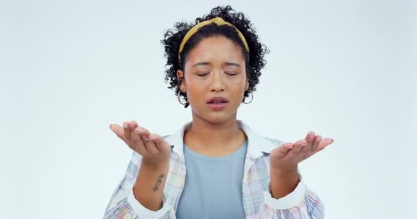 Stüdyoda Dua Eden Eller Kadınlar Beyaz Arka Planda Mesih Şükranlarını — Stok video