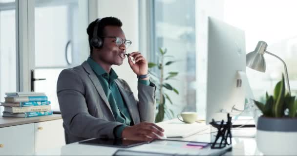 Callcenter Sonrisa Hombre Negro Con Ordenador Consultoría Asesoramiento Help Desk — Vídeos de Stock