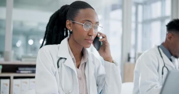 手提电脑和一名黑人女医生在医院里进行通信或远程保健 在诊所的手机上提供医疗 信任和重要的医疗专业咨询 — 图库视频影像
