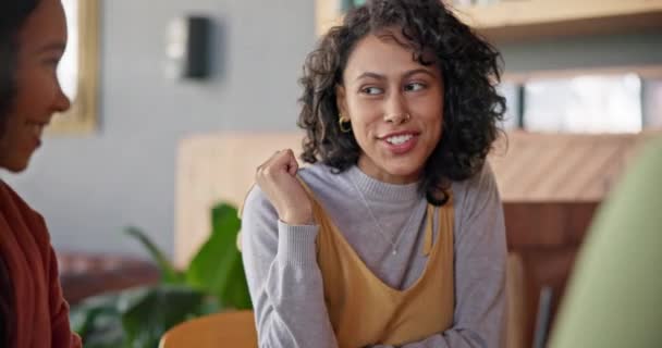 Teman Wanita Bicara Dan Berkelompok Kafe Minum Dan Bahagia Untuk — Stok Video