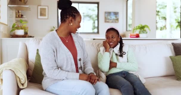 リビングルームでハグ ママのサポートで家庭で母 絆を築いています アフリカの女性 子供と一緒に家とママの世話と子供たちは笑顔で家族の楽しみのために一緒にリラックス — ストック動画