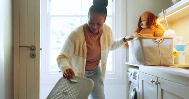 Zwarte Moeder Kind Verstoppen Wasmand Verrassen Samen Plezier Hebben Huis — Stockvideo
