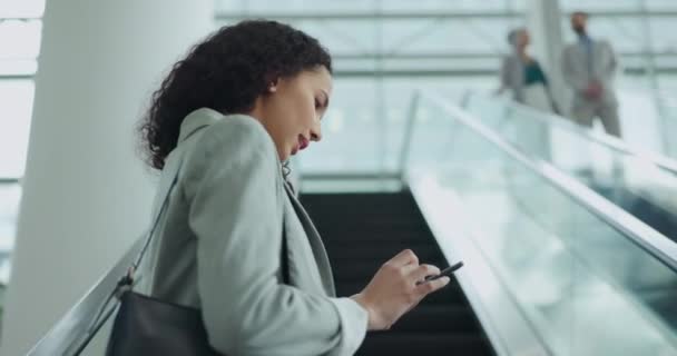 Telefon Mozgólépcső Utazás Üzletasszonnyal Közösségi Média Weboldal Hálózatépítés Céljából Kommunikáció — Stock videók