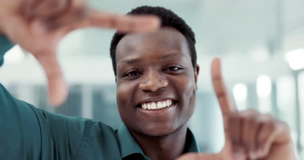 オフィスのビジネス黒人男性と顔 幸せで指のフレームは写真のために閉じています 彼の職場で興奮している若い従業員との肖像画 — ストック動画