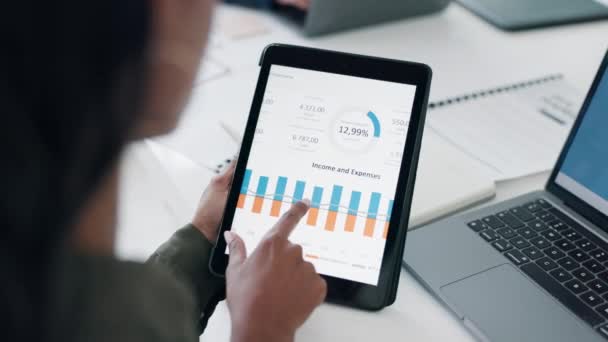 オフィスの手 タブレット チャート 財務レビュー または保険代理店でのクリック 予算でレポート グラフ データ分析 監査のための女性 デジタルタッチスクリーン — ストック動画