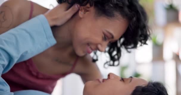 Dormitorio Nariz Pareja Lesbiana Feliz Relajarse Sonreír Para Matrimonio Afecto — Vídeos de Stock