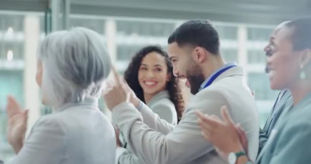 Tapsot Közönségnek Boldog Embernek Üzletembereknek Szemináriumon Konferencián Irodában Ünnepség Tömeg — Stock videók